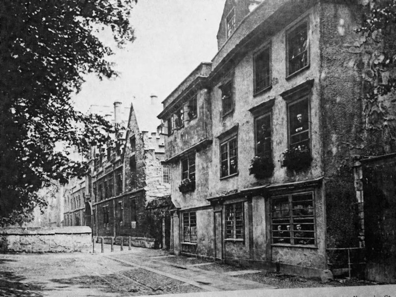 Dolphin Inn